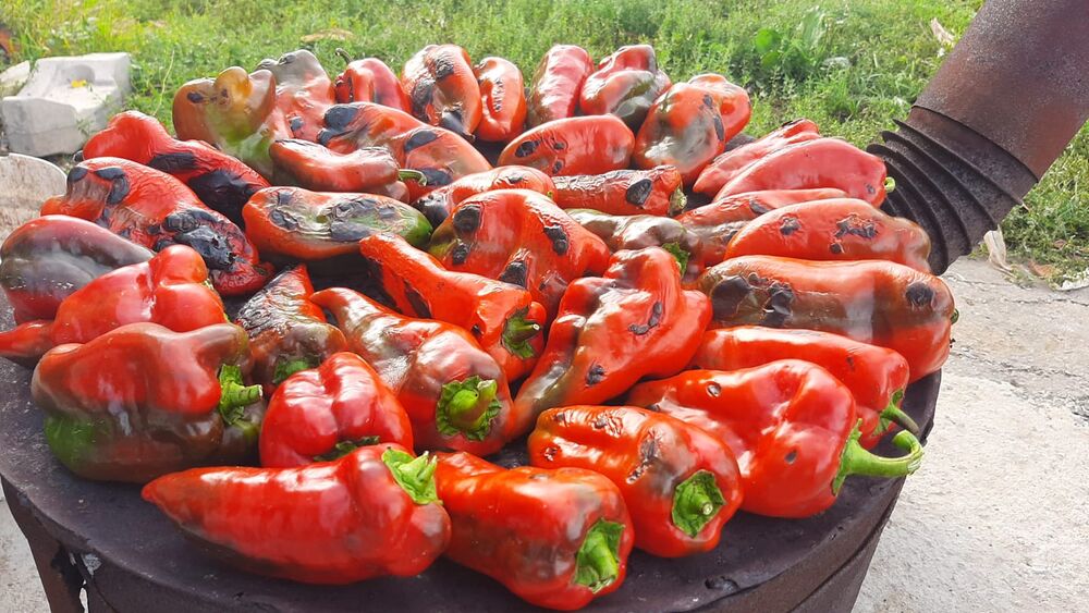 Pečenje ajvara ilustracija