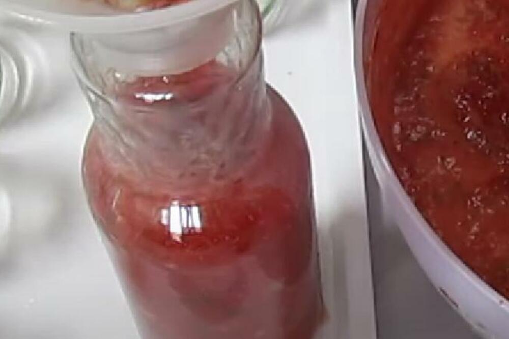 SOK OD PARADAJZA U FLAŠAMA: Domaćinska zimnica - zdravo i ukusno baš kao što ga naše bake prave