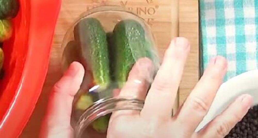 Stavljanje krastavaca u teglu