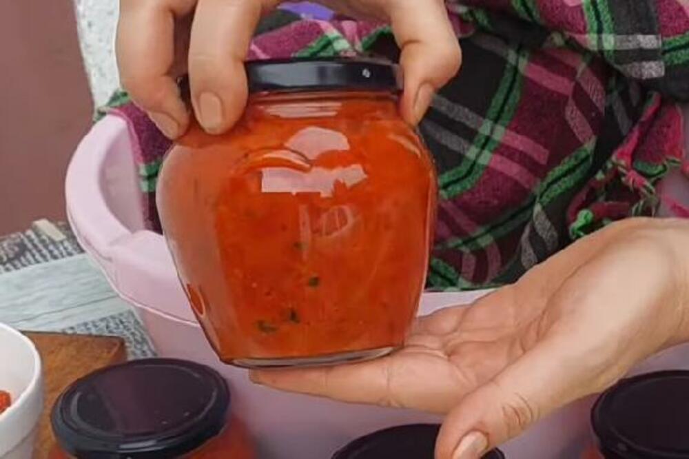 STARE SRPKINJE PRAVE SAMO OVAKAV PINĐUR: Pikantna zimnica - namaz koji je ukusniji i od makedonskog