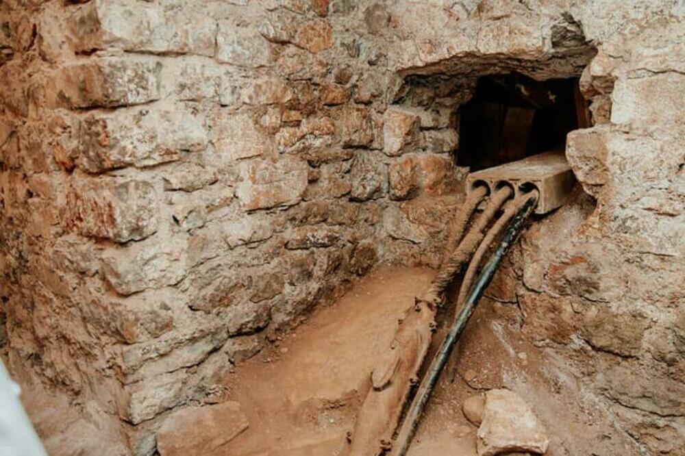 UHAPŠENO JOŠ OSOBA KOJE SE POVEZUJU SA OBIJANJEM DEPOA VIŠEG SUDA: Isplivale najnovije informacije o aferi "TUNEL"