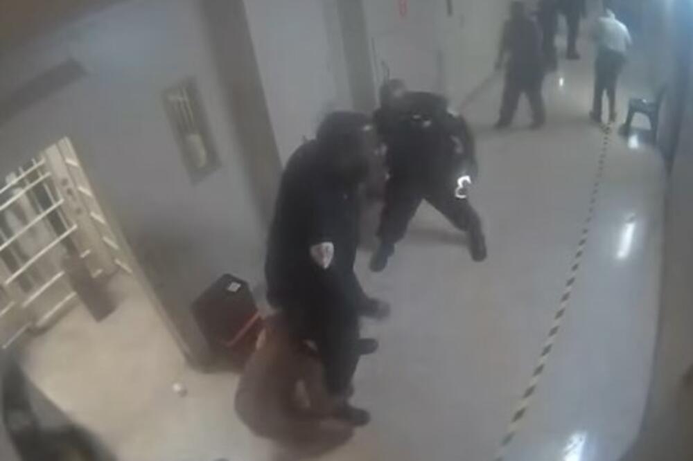ČUVARI PRETUKLI NA SMRT ZATVORENIKA: Kamera zabeležila JEZIVI MOMENAT! (VIDEO)