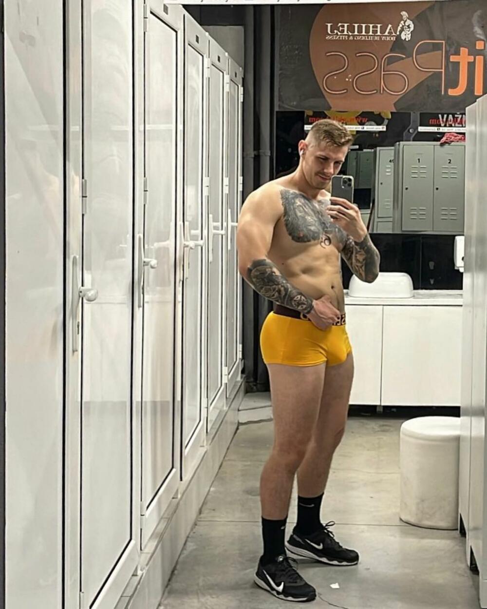 Marko je stariji od njega 10 godina