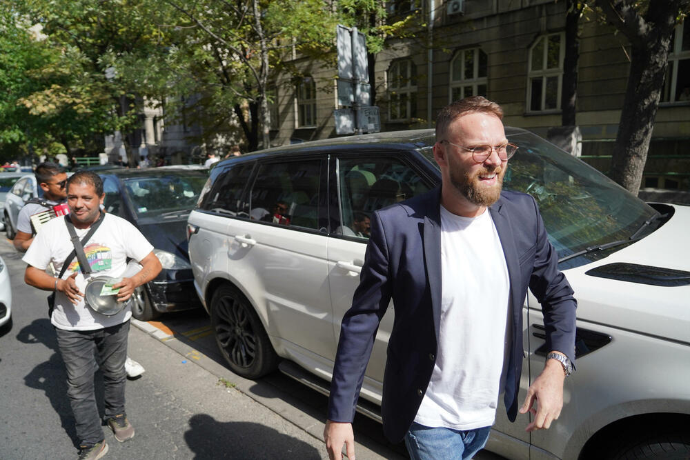 Danijel Alibabić stigao je u porodilište 'Narodni front' kako bi svoju suprugu Bibu i ćerku