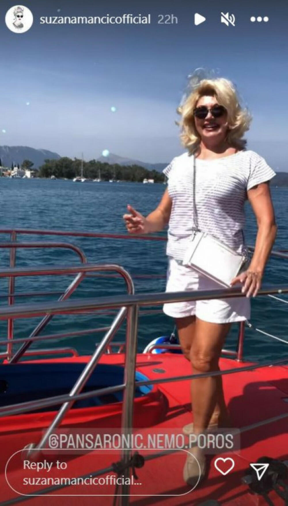 Lagana letnja kombinacija, beli šorts i majicu na pruge