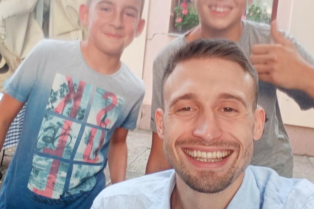 DEČAK JAKOV POKAZAO DA IMA OGROMNO SRCE: Majicu koju mu je potpisao Avramović DAO na LICITACIJU ZA VOJKU! (FOTO)