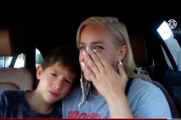 DA LI JE OVA ŽENA NORMALNA I PRI SEBI? Majka naterala sina da radi OVO pred kamerom i ZGROZILA SVE, AU (VIDEO)