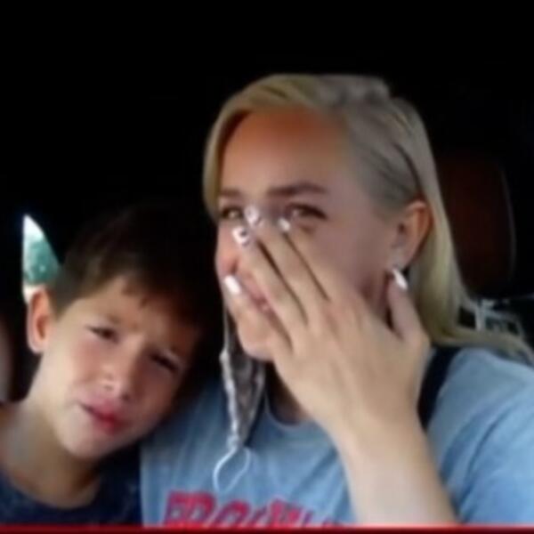 DA LI JE OVA ŽENA NORMALNA I PRI SEBI? Majka naterala sina da radi OVO pred kamerom i ZGROZILA SVE, AU (VIDEO)