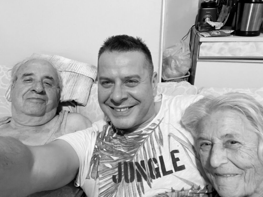 U svemu ga podržavaju, ali iz senke