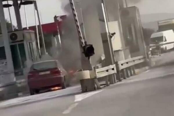 ZAPALIO SE AUTOMOBIL NA NAPLATNOJ STANICI: Požar na isključenju POJATE, bukti vatra iz vozila! (VIDEO)