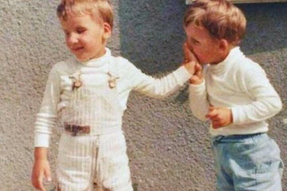 NI NE SANJATE KO SU DEČACI SA FOTKE: Danas ih cela Srbija ZNA, haraju domaćom scenom i MLATE PARE