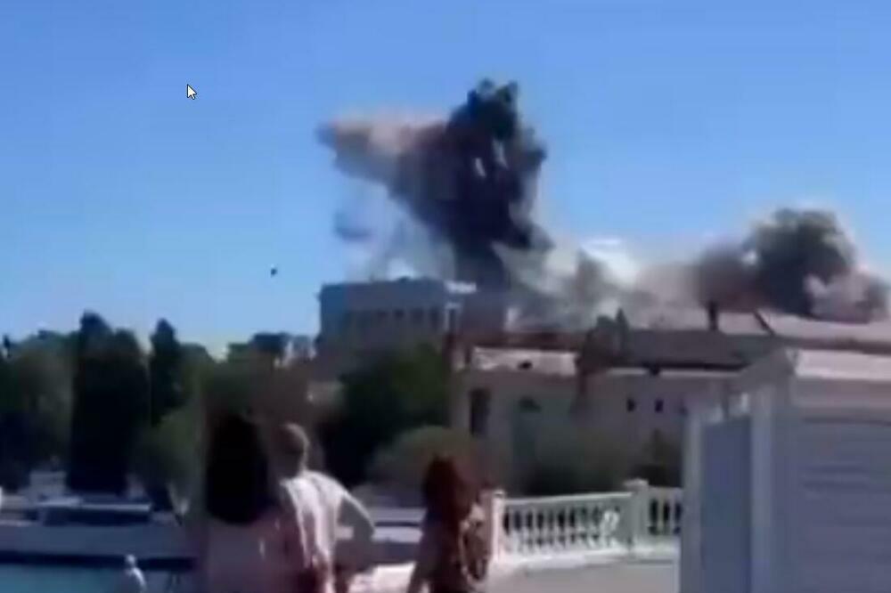 DVE KRSTAREĆE RAKETE POGODILE ŠTAB CRNOMORSKE FLOTE? Snimljen trenutak UDARA pred civilima (VIDEO)