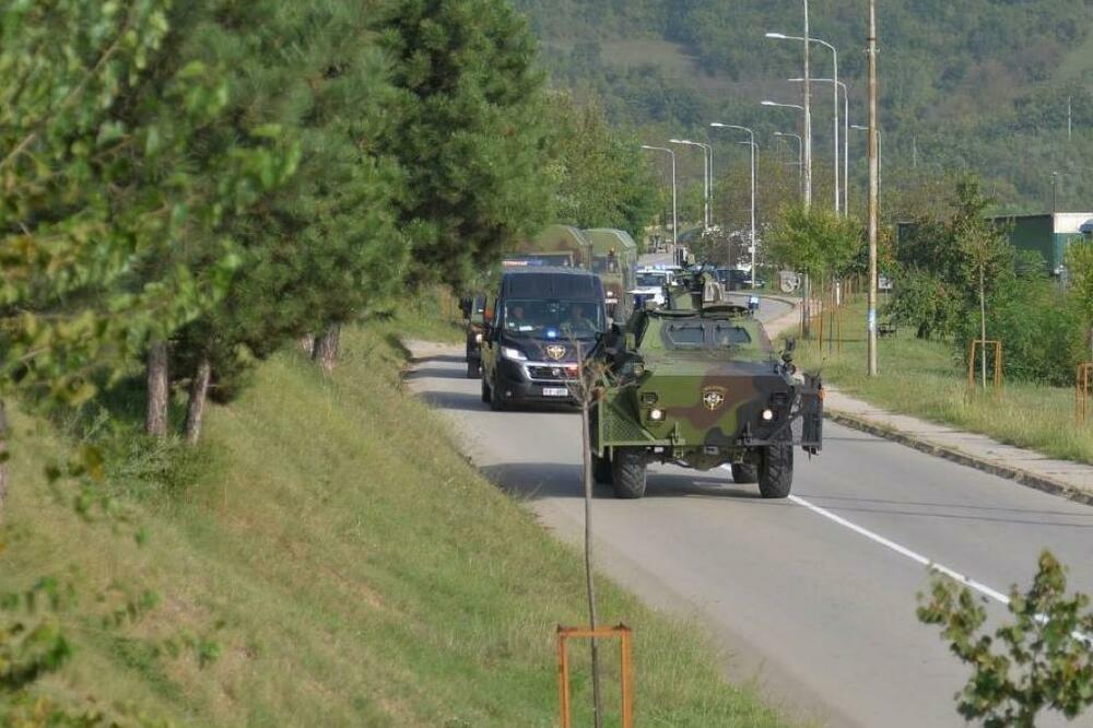 SNIMLJENA KOLONA BORBENIH VOZILA VOJSKE SRBIJE U KURŠUMLIJI I BLACU: Ide ka Kopnenoj zoni bezbednosti (VIDEO)