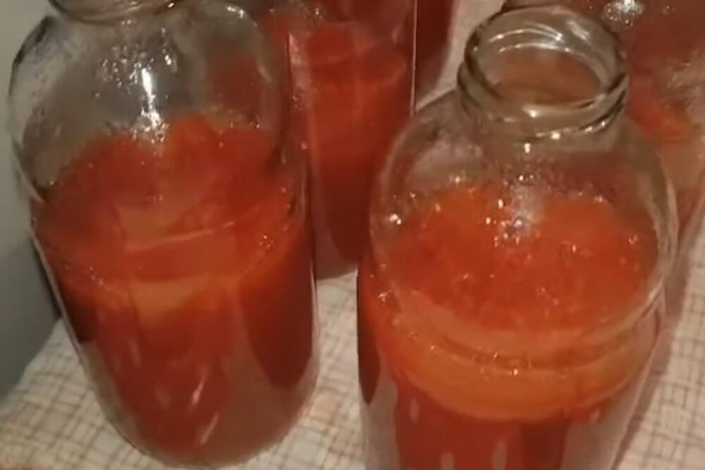 Mleveni paradajz bez roka trajanja: Starinski recept iz okoline Valjeva prenosi se generacijama, ukus je bogovski