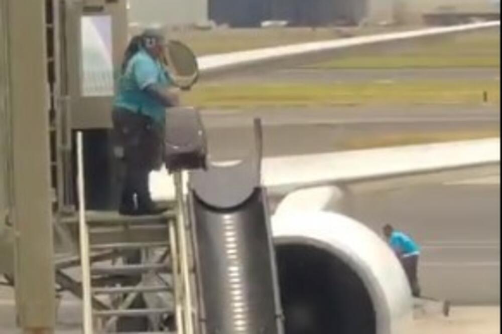 PUTNICI NA AERODROMU SNIMLI ŽENU KAKO SA PRTLJAGOM RADI OVO: Svi su ZGRANUTI, traže da dobije OTKAZ ODMAH (VIDEO)