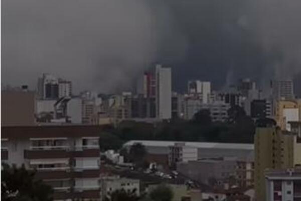 "POJAVLJUJE SE PRE OLUJE I NAJAVLJUJE HAOS": APOKALIPTIČNI OBLAK progutao grad u Brazilu, PRIZOR JE STRAŠAN (VIDEO)