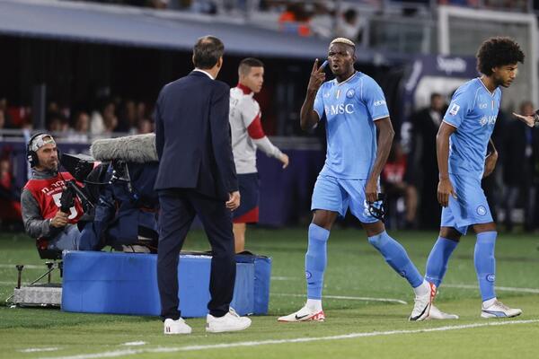 NESVAKIDAŠNJA SCENA NAKOM MEČA ROMA-NAPOLI: Zaboravili trenera u Rimu, morao da se vraća kući taksijem! (VIDEO)