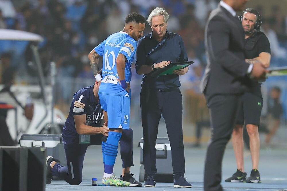 NEJMAR SE UMALO POTUKAO SA TRENEROM! Haos kod Sergeja i Mitrovića (FOTO)