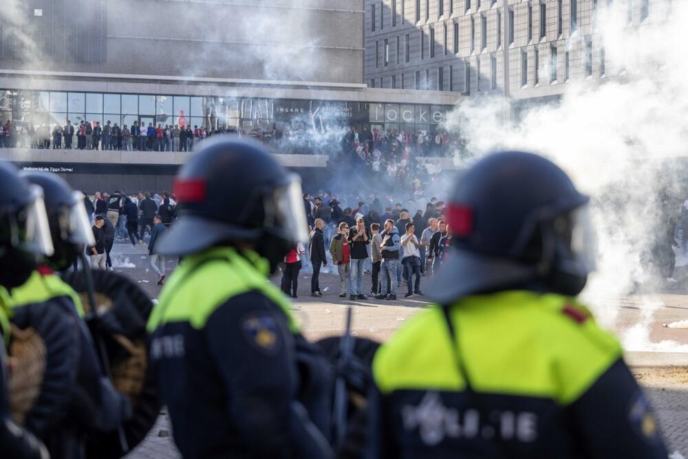 Policija na ulicama Amsterdama tokom sukoba sa navijačima Ajaksa