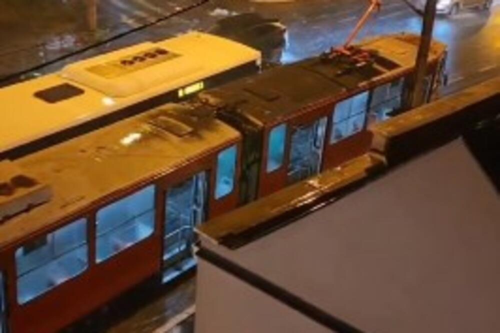 JAKO NEVREME PARALISALO SRBIJU! Putevi POPLAVLJENI, tuče GRAD i PLJUŠTI KIŠA: Pogledajte samo ovaj HAOS na ulicama