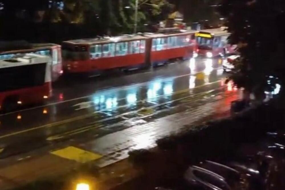 ZASTOJ TRAMVAJA NA BANOVOM BRDU I BULEVARU: Kiša ZAČEPILA šine? (VIDEO)