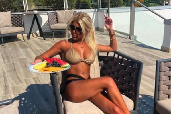 KAKVO TELO IMA OVA ŽENA: Fatalana PLAVUŠA se utegla u TESNE PANTALONE i pokazala čime RASPOLAŽE, kako je DOBRA