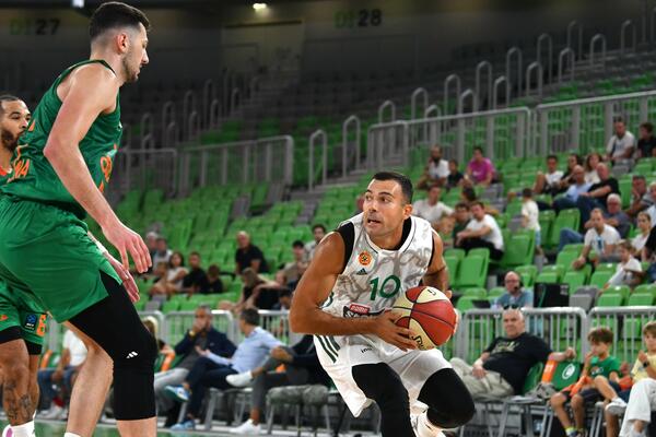 PAO SAČUVAO SVOJ DOM I OSVOJIO TROFEJ! Slukas srušio Efes (VIDEO/FOTO)