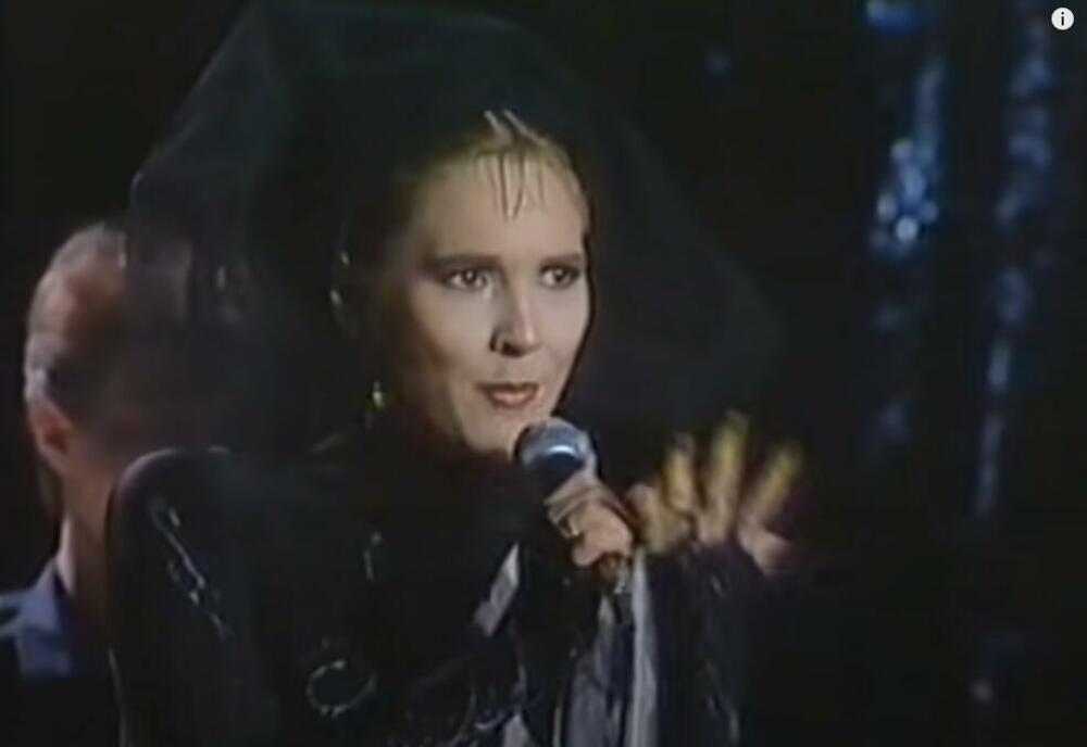 Pevačica je rođena  29. maja 1958. godine u Rijeci