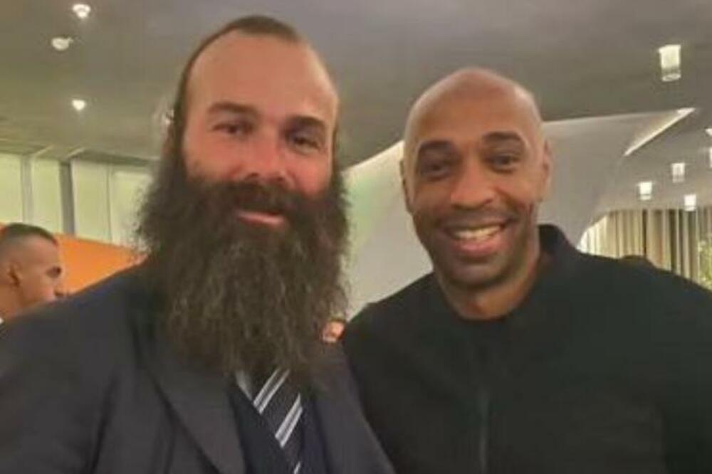 KO JE OVAJ? ANRI GLEDAO DERBI SA LEGENDAMA PSŽ-a: Bivšeg napadača SCG sigurno nije prepoznao! (FOTO)