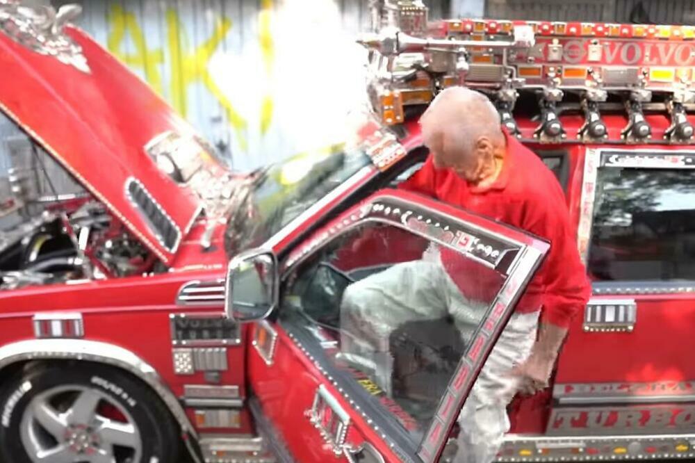 ERA TERA ČUDO KOJE JE IZ ŠVEDSKE SA ŽENOM DOVEZAO U SRBIJU: Kič na sve strane, OVO SE NE VIĐA! (VIDEO)