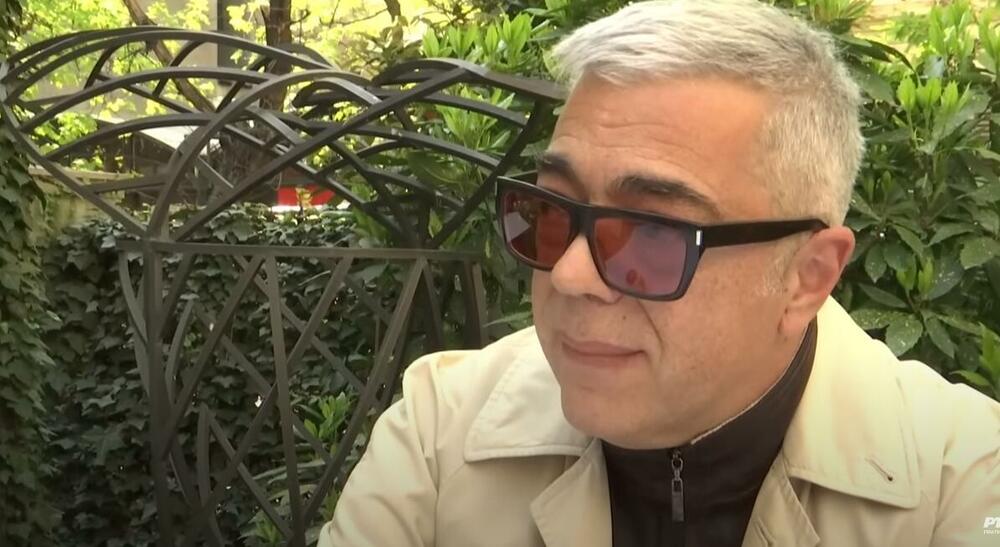 U drugim teatrima u zemlji i inostranstvu režirao je preko pedeset predstava