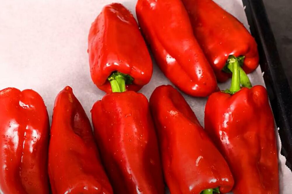 Peckana paprika koju svi obožavaju! Domaćice neće ni osetiti pripremu, nikad lakše i brže