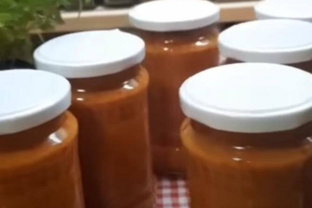 RECEPT ZA AJVAR SA OVIM SASTOJKOM JE NAJTRAŽENIJI U SRBIJI: Pikantna zimnica koja će vas zaludeti