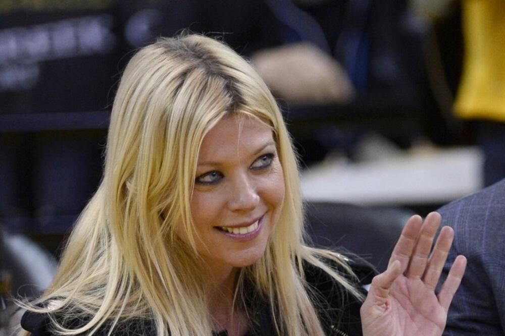 "FILM OSTARIO 20 GODINA, A ONA 60" Izgled zanosne plavuše NA METI KRITIKA: Snimak GLEDAJU IZNOVA, da li je OVO ONA?