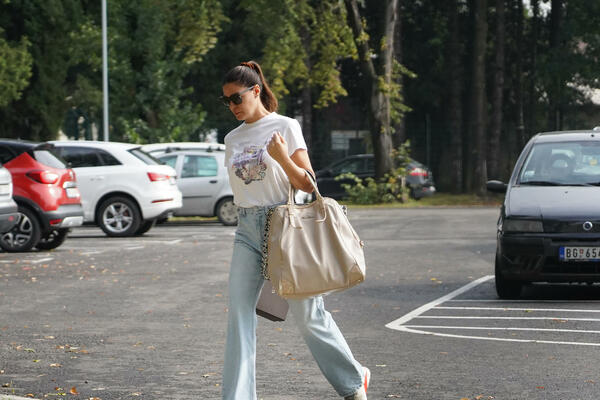 NA TELEVIZIJI JE GLEDATE KAO NAPUCANU BOMBETINU, A OVO JE NJENO PRIRODNO IZDANJE: Bez šminke kao da ima 15 GODINA