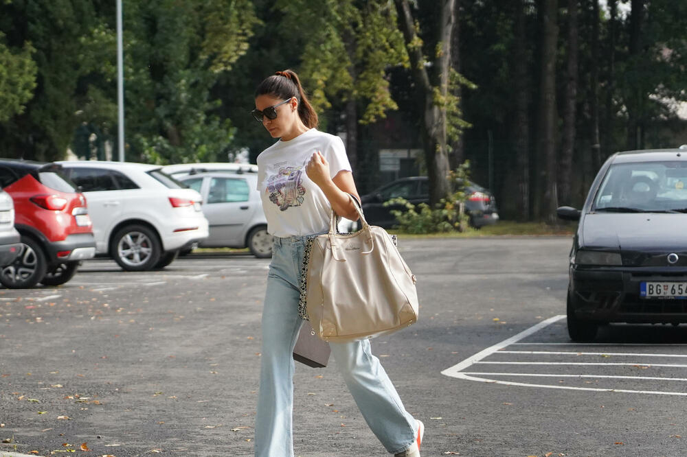 NA TELEVIZIJI JE GLEDATE KAO NAPUCANU BOMBETINU, A OVO JE NJENO PRIRODNO IZDANJE: Bez šminke kao da ima 15 GODINA