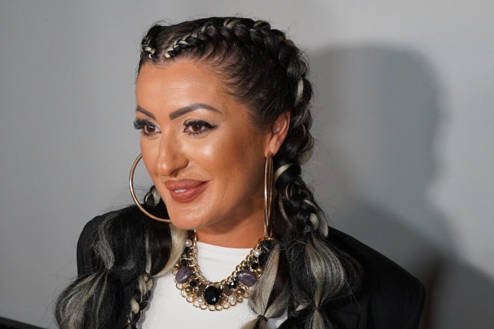 DA LI ZNATE KO JE OVO? Ćerka ESTRADNOG PARA u ŠOK IZDANJU: Na sebi imala SAMO BODI, a o frizuri će se TEK PRIČATI