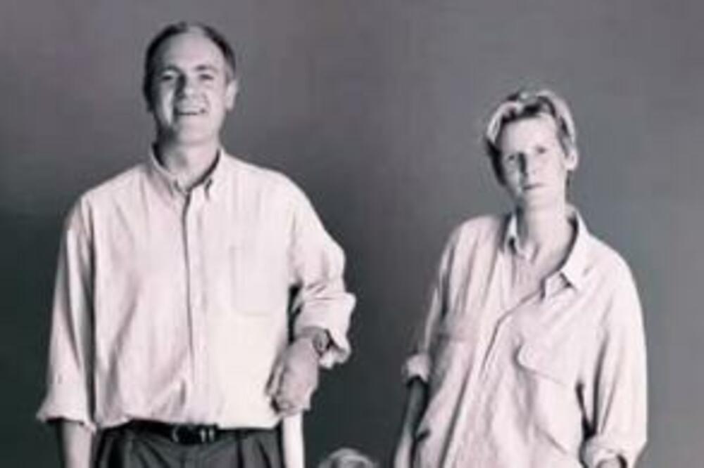 OVA PORODICA SE FOTOGRAFISALA SVAKE GODINE DVE I PO DECENIJE: Jedan detalj na MAJCI je RASTUŽIO SVE ODREDA (FOTO)