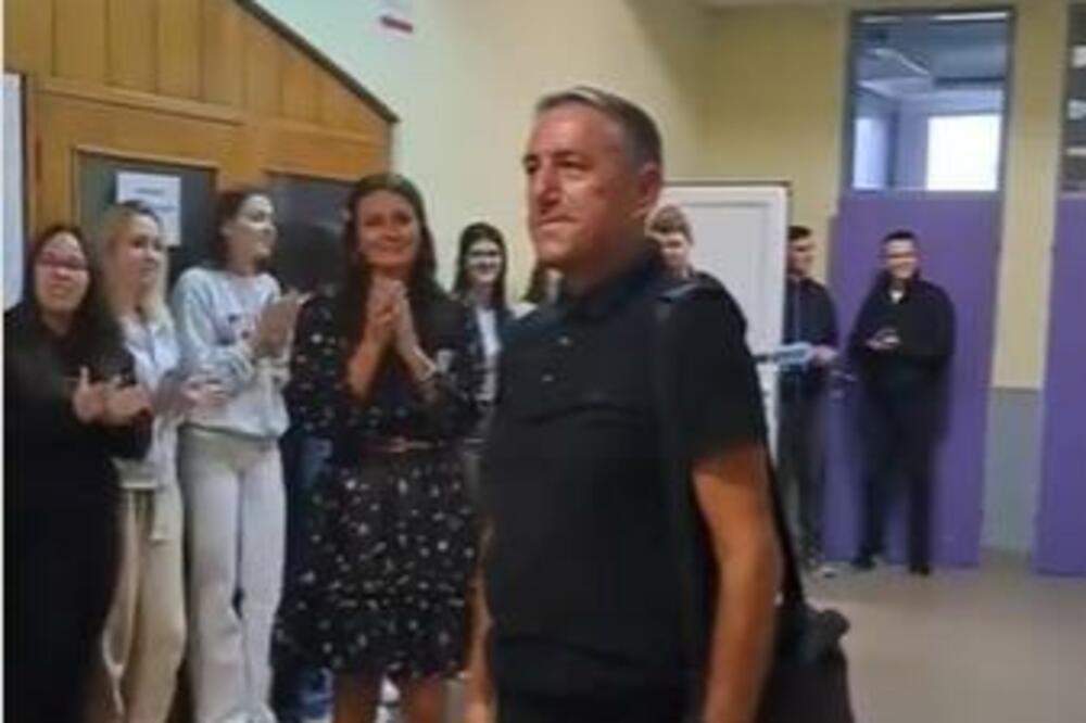 DIRLJIV SNIMAK: Pogledajte šta su učenici u Aleksandrovcu priredili OMILJENOM PROFESORU za odlazak u penziju! VIDEO