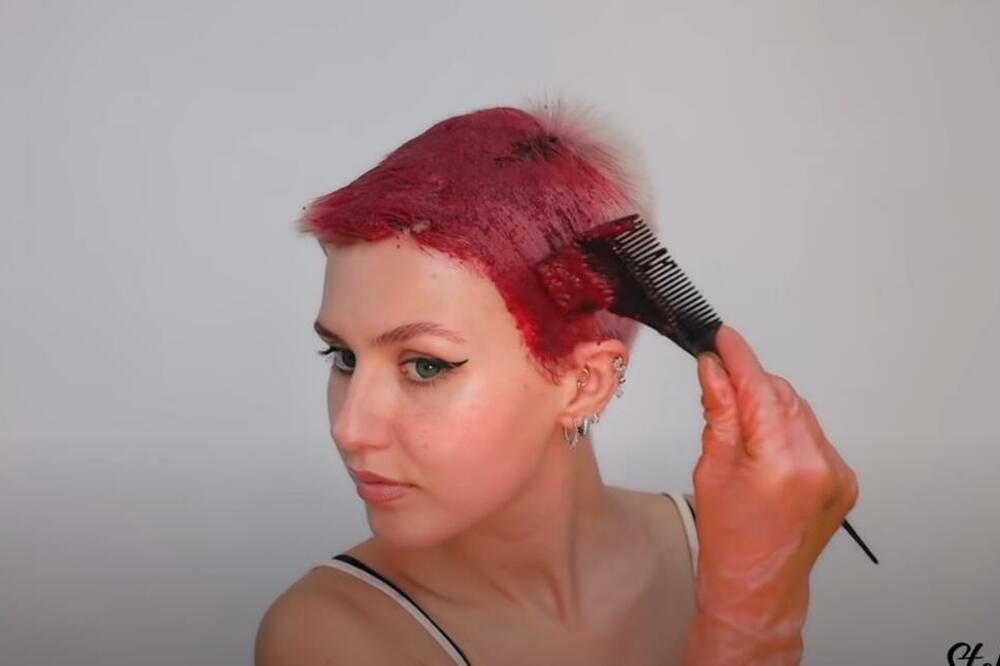 IZ DOSADE JE OBARBALA KOSU OVOM NAMIRNICOM IZ KUHINJE: Svi su u ŠOKU kako sada izgleda (VIDEO)