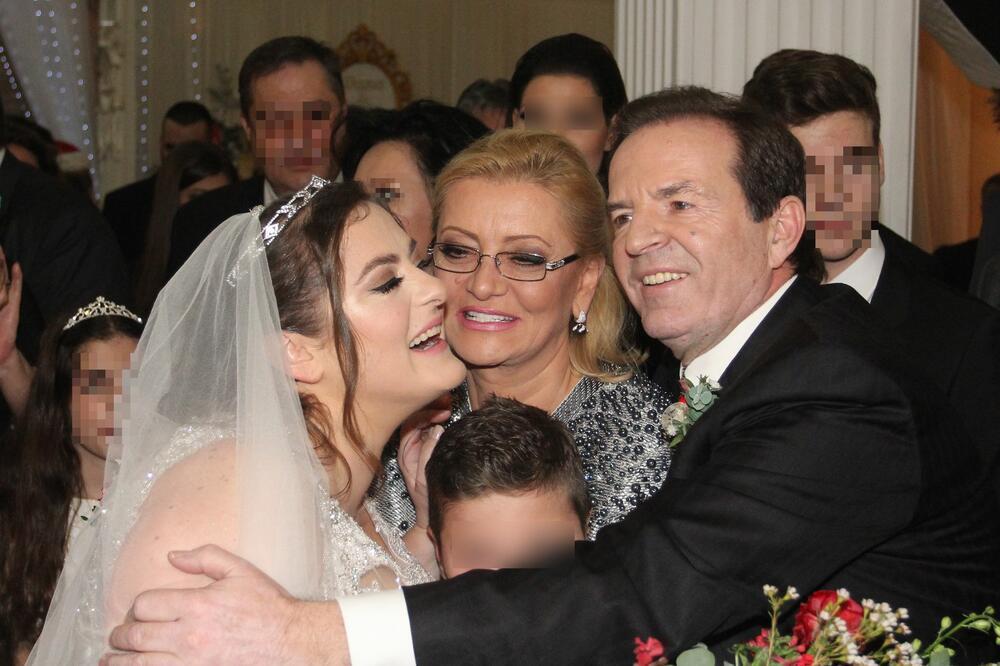 MILJENICA LOZE KARIĆ! Ćerka Bogoljuba i Milanke ŽIVI KAO KRALJICA U ZLATU, a ovo niste ZNALI: 2 BRAKA i bogatstvo