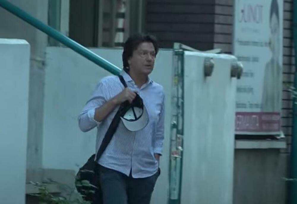 Nakon pranja kose nastavio je sa svojim dnevnim obavezama