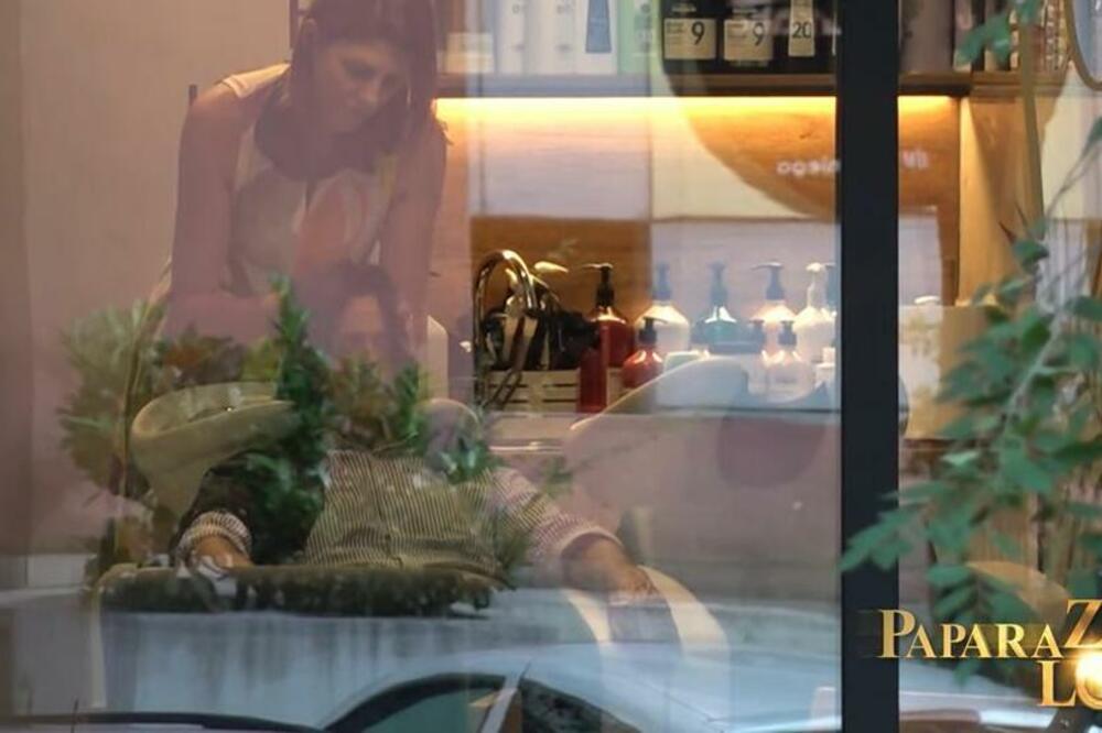 ČOLU UHVATILI PAPARACI: Sedi sa šamponjerom i uživa, dobio TRETMAN IZ SNOVA, a onda uradio OVO