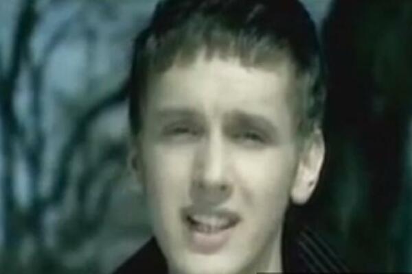 "HOĆU NA TVOJE RAME DA NASLONIM GLAVU" Otpevao je ovaj hit i onda NESTAO, a danas izgleda potpuno DRUGAČIJE