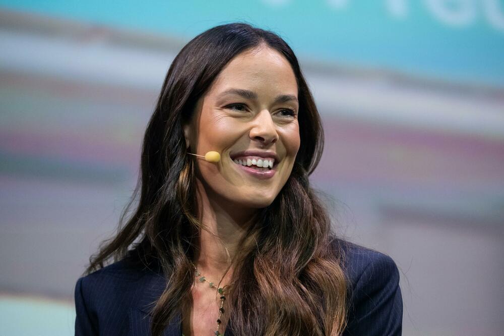 ANA IVANOVIĆ ZABRINULA OBOŽAVATELJE, U OVAKVOM IZDANJU NIKAD NIJE VIĐENA: Svi se pitaju ŠTA JOJ SE DESILO (FOTO)