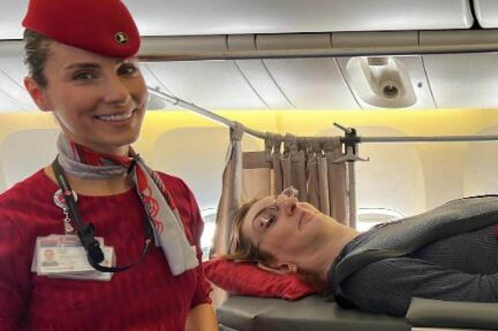 NAJVIŠA ŽENA NA SVETU PRVI PUT LETELA AVIONOM: Jedva je SPAKOVALI, moraili da RASTAVE letelicu (VIDEO)