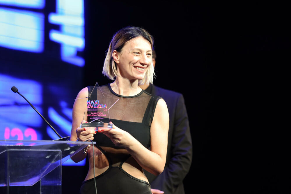 ONA JE ZAVODLJIVA PLAVUŠA KOJA JE UPECALA ZGODNOG KOŠARKAŠA: On pre nje LJUBIO prelepu VODITELJKU, malo ko se SEĆA