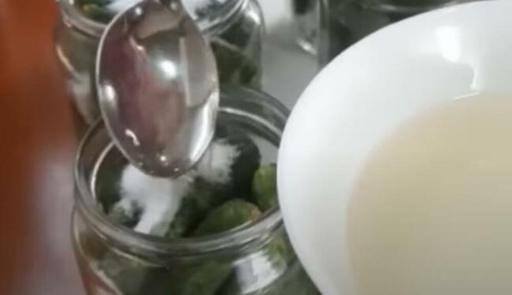 Sirće u tegli sa krastavcima