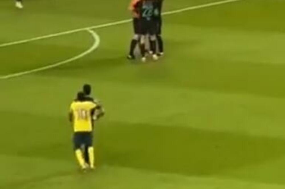 PLAKAĆETE OD SMEHA! Mane naskočio na Firmina da proslave gol, pa se setio da mu više nije saigrač! (VIDEO)