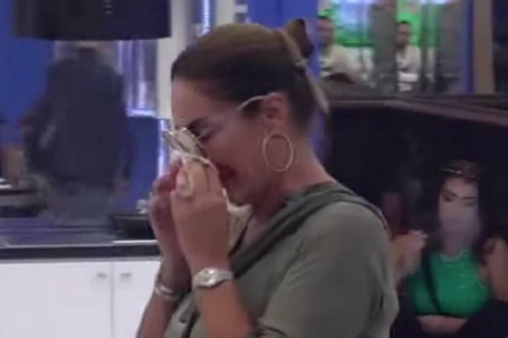 NAJPOZNATIJA KUMA U SRBIJI U SUZAMA ZBOG SINA: Hitno ga odveli na operacioni sto, tu su detalji koji su je UZRUJALI